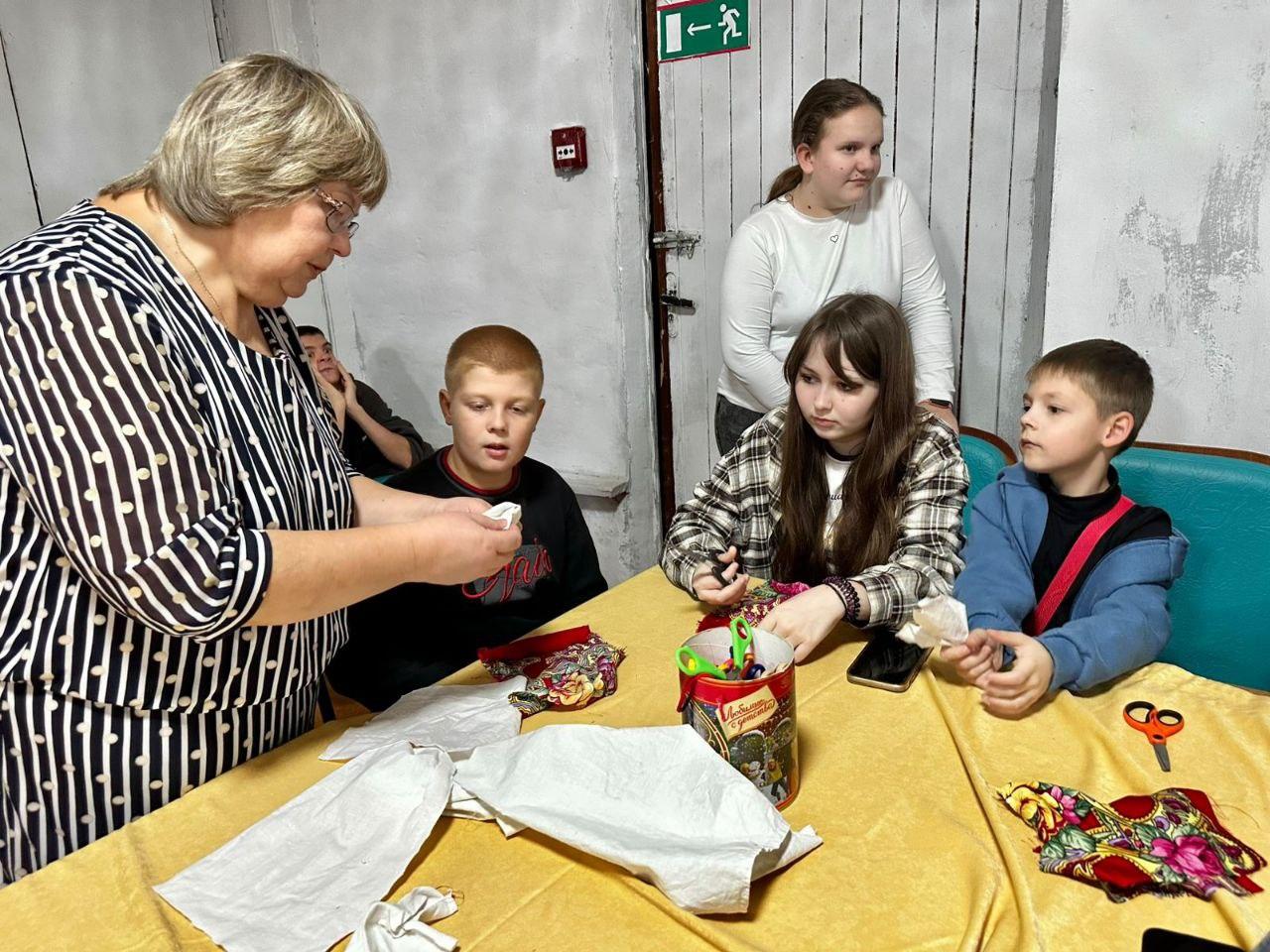 Ученики 1 «Д» класса Ганусовской средней школы из п.Рылеево побывали в музее «Русская изба» Ученики 1 «Д» класса Ганусовской средней школы из п.Рылеево побывали в музее «Русская изба»