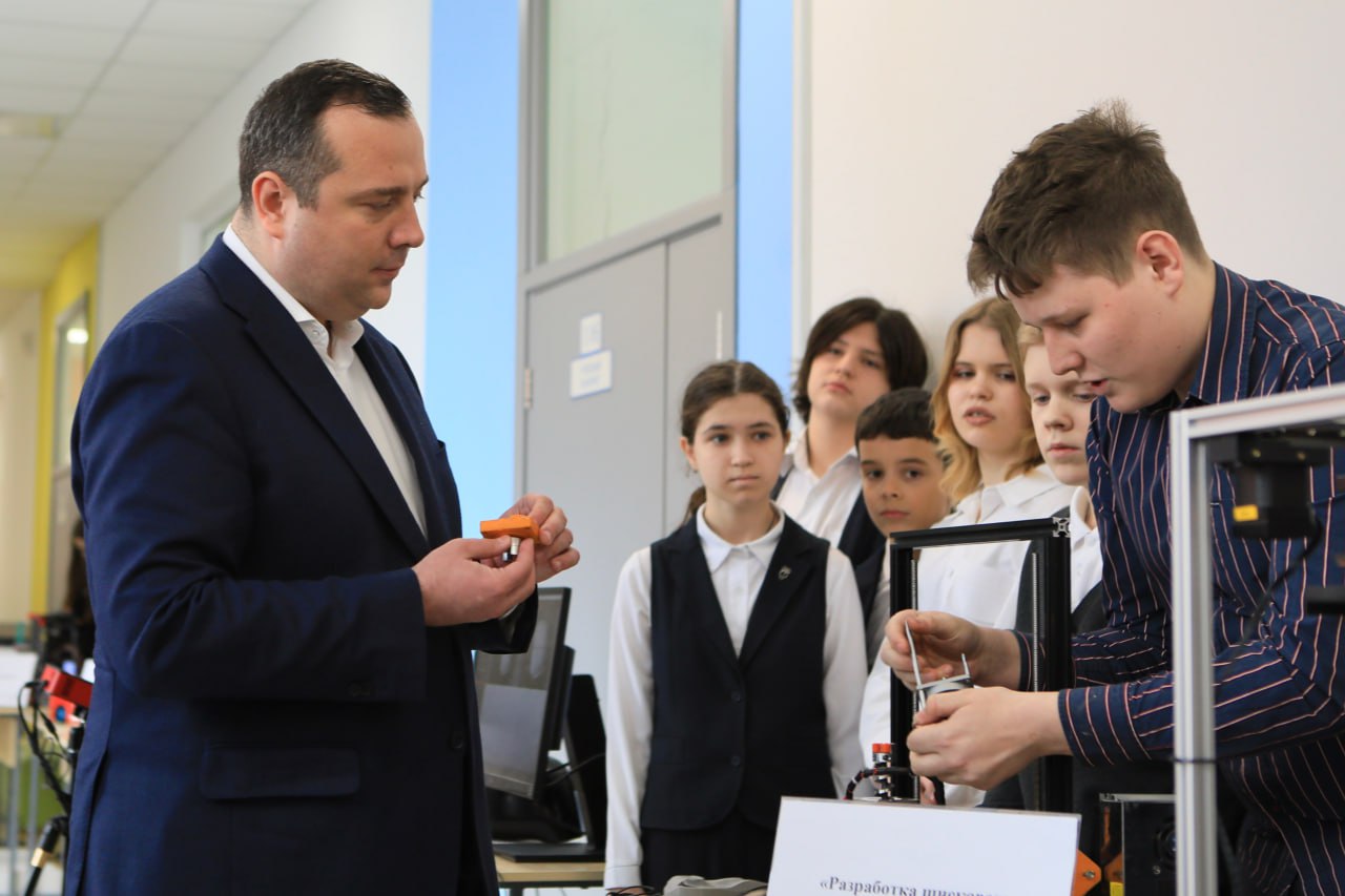 Игорь Трифонов: С большим удовольствием поздравил с юбилеем коллектив одной из сильнейших школ нашего города – гимназии №9 Игорь Трифонов: С большим удовольствием поздравил с юбилеем коллектив одной из сильнейших школ нашего города – гимназии №9