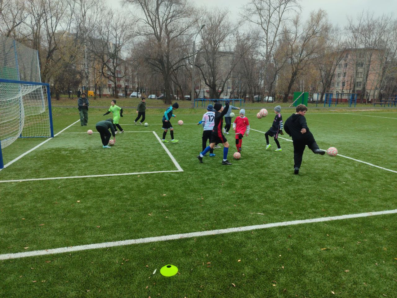 Учащиеся реутовской школы №7 провели футбольную тренировку на обновлённом стадионе Учащиеся реутовской школы №7 провели футбольную тренировку на обновлённом стадионе