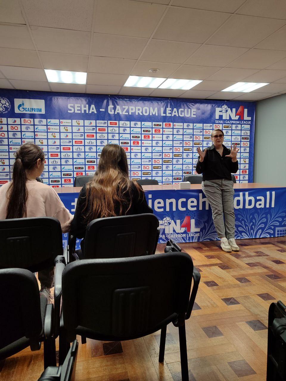 Экскурсия в мир спорта!. Вчера наш 6Ж класс отправился в увлекательное путешествие по современному спорткомплексу «Олимпийский» им. В.С. Максимова Экскурсия в мир спорта!. Вчера наш 6Ж класс отправился в увлекательное путешествие по современному спорткомплексу «Олимпийский» им. В.С. Максимова