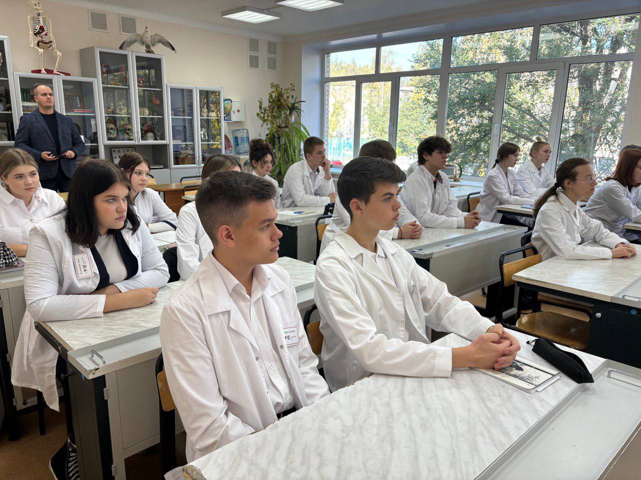 Игорь Трифонов: С большим удовольствием поздравил с юбилеем коллектив одной из сильнейших школ нашего города – гимназии №9 Игорь Трифонов: С большим удовольствием поздравил с юбилеем коллектив одной из сильнейших школ нашего города – гимназии №9