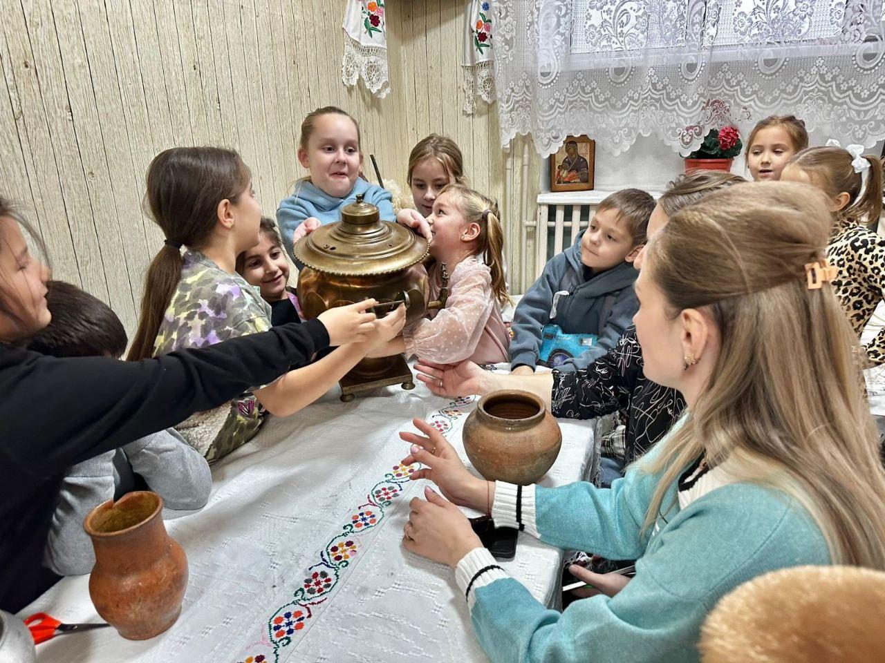 Ученики 1 «Д» класса Ганусовской средней школы из п.Рылеево побывали в музее «Русская изба» Ученики 1 «Д» класса Ганусовской средней школы из п.Рылеево побывали в музее «Русская изба»