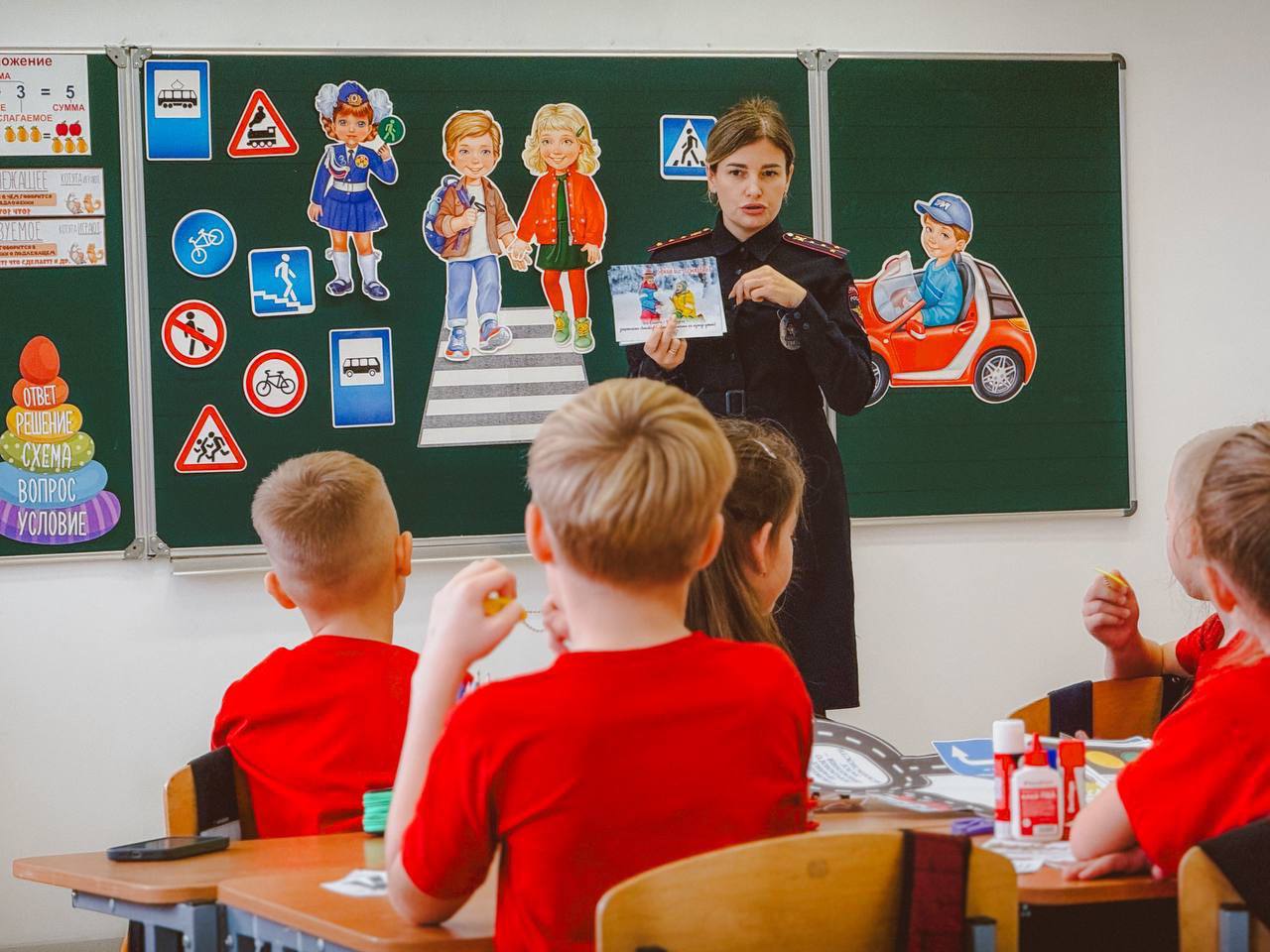 В Луховицах отметили яркий итог первого триместра созданием стенгазеты по ПДД В Луховицах отметили яркий итог первого триместра созданием стенгазеты по ПДД