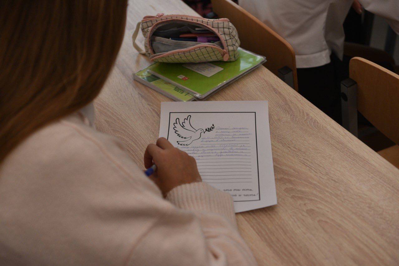 Школьники из Балашихи написали письма участникам СВО Школьники из Балашихи написали письма участникам СВО