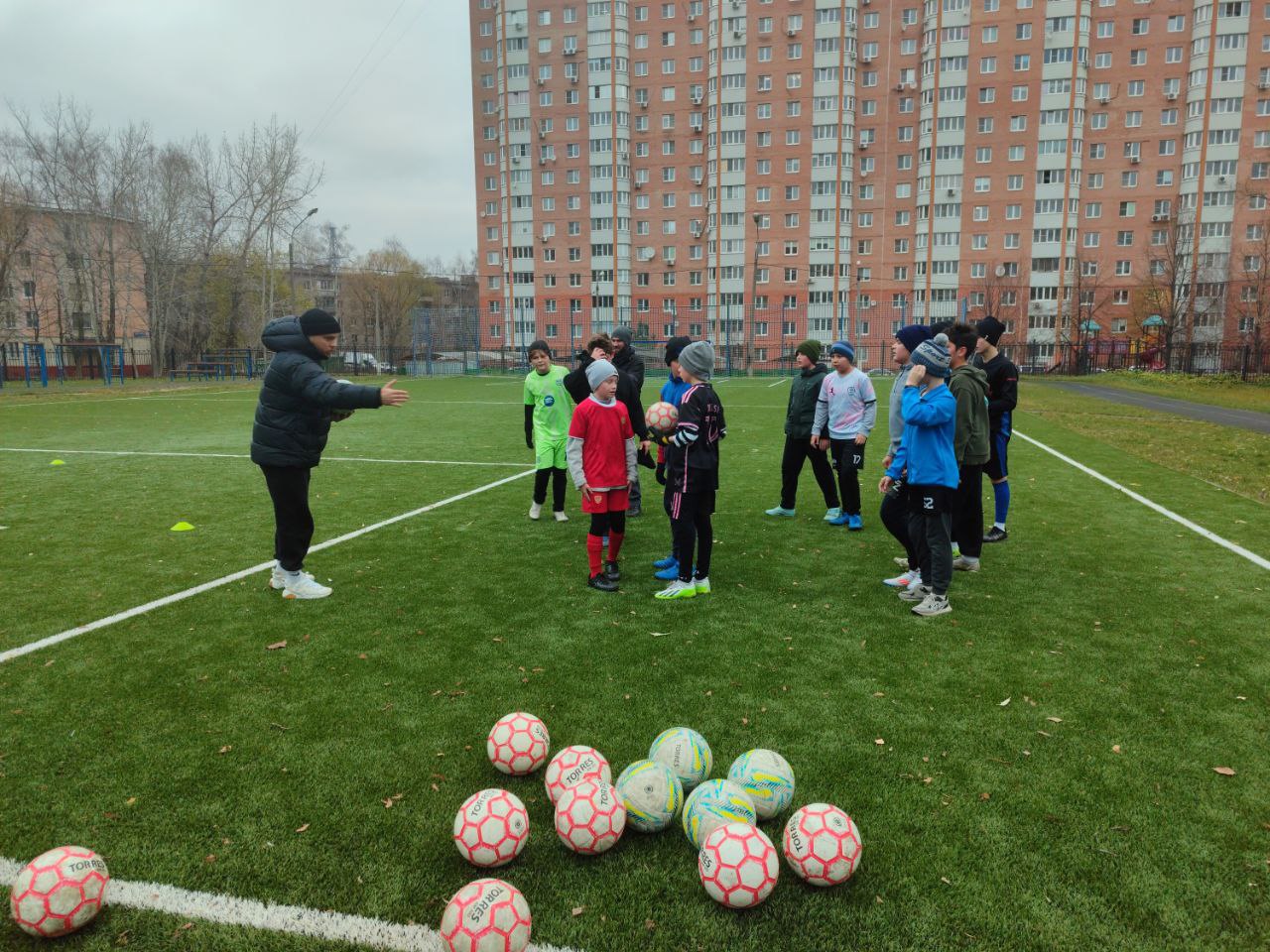 Учащиеся реутовской школы №7 провели футбольную тренировку на обновлённом стадионе Учащиеся реутовской школы №7 провели футбольную тренировку на обновлённом стадионе