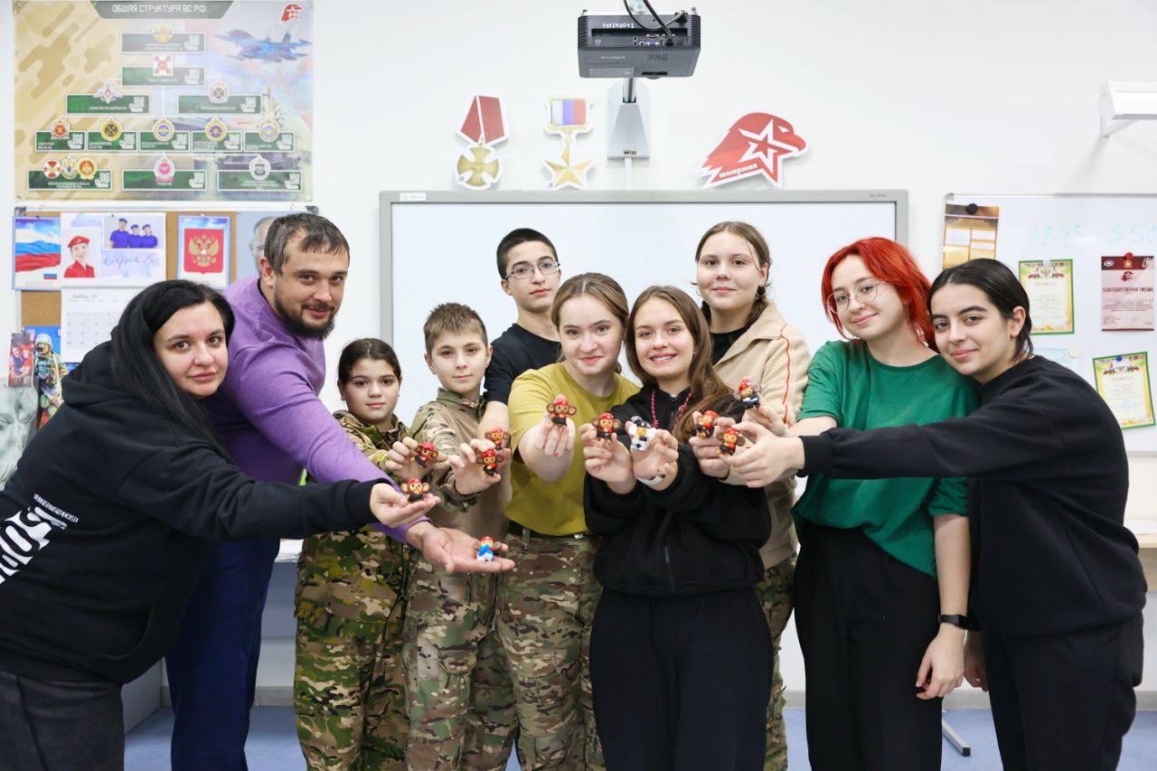 Мытищинские юнармейцы сделали фигурки для бойцов СВО