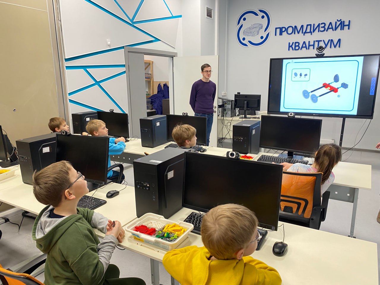 Игорь Трифонов: С большим удовольствием поздравил с юбилеем коллектив одной из сильнейших школ нашего города – гимназии №9 Игорь Трифонов: С большим удовольствием поздравил с юбилеем коллектив одной из сильнейших школ нашего города – гимназии №9