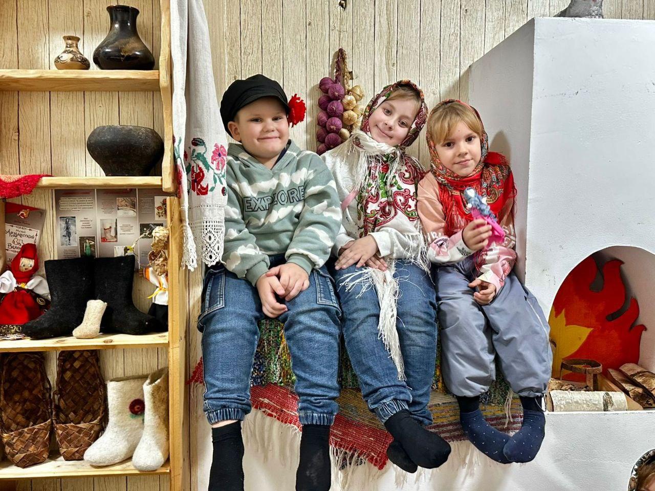 Ученики 1 «Д» класса Ганусовской средней школы из п.Рылеево побывали в музее «Русская изба» Ученики 1 «Д» класса Ганусовской средней школы из п.Рылеево побывали в музее «Русская изба»