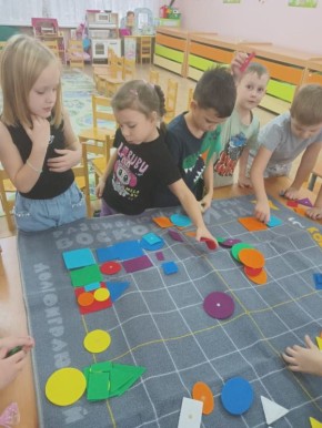 В рамках реализации проекта "Предшкола: стандарт детского сада" на тематической неделе: " Увлекательная математика", МБОУ СОШ №1 м.о. Чехов (дошкольное отделение), прошла математическая викторина на тему: "Знайки и умейки"