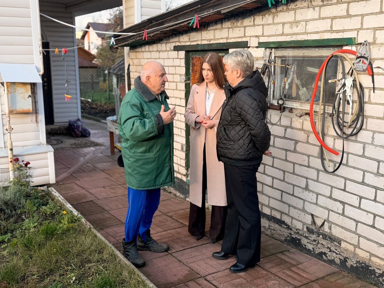 Активисты «Молодой Гвардии» продолжают реализацию программы «20 добрых дел», оказывая адресную помощь жителям, которые в ней больше всего нуждаются Активисты «Молодой Гвардии» продолжают реализацию программы «20 добрых дел», оказывая адресную помощь жителям, которые в ней больше всего нуждаются