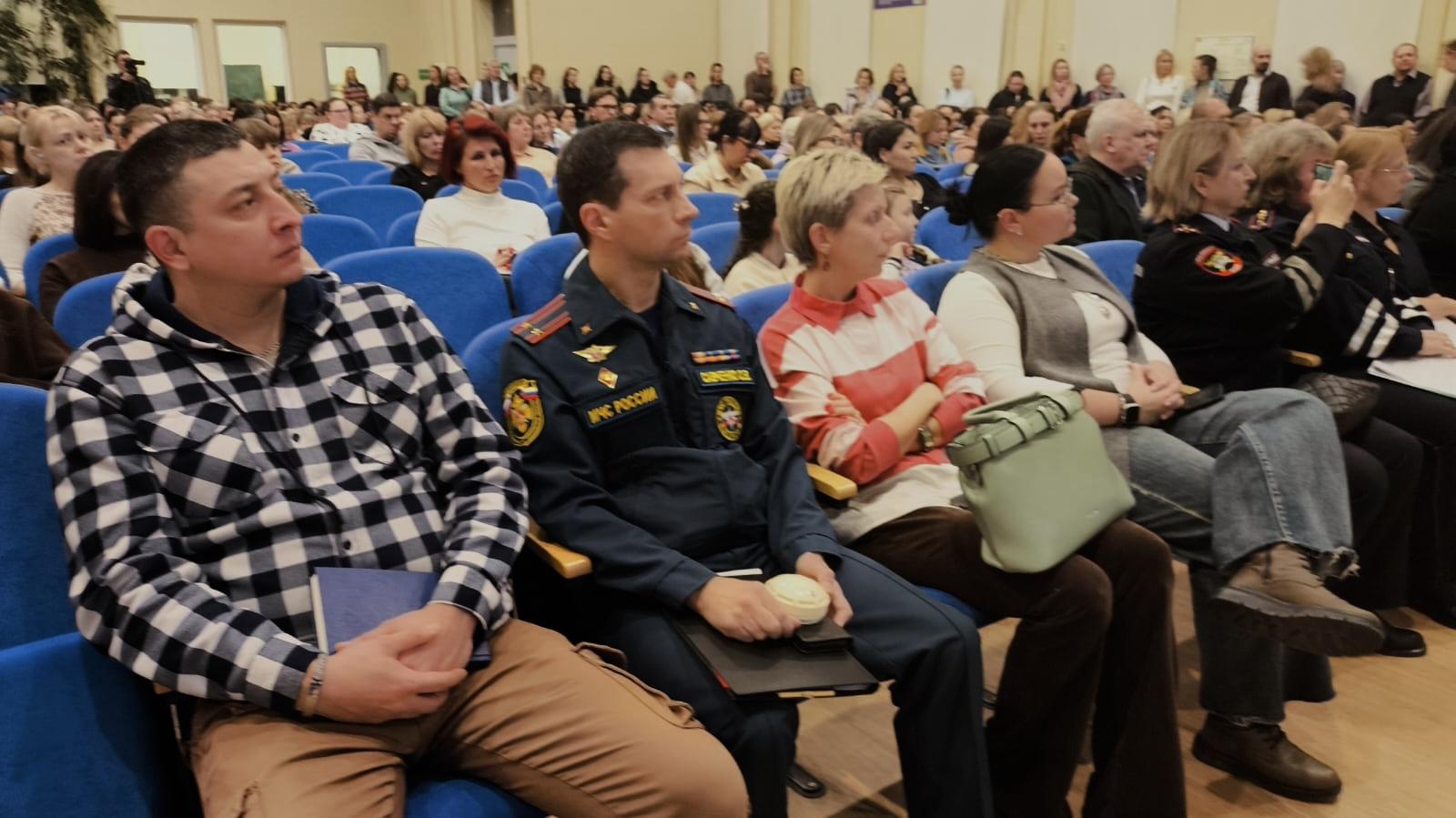 В Видновской гимназии состоялось муниципальное родительское собрание «Безопасное детство», посвященное комплексному подходу к защите жизни и здоровья школьников В Видновской гимназии состоялось муниципальное родительское собрание «Безопасное детство», посвященное комплексному подходу к защите жизни и здоровья школьников