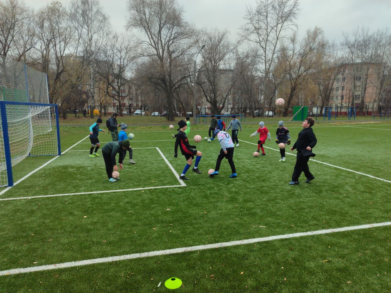 Учащиеся реутовской школы №7 провели футбольную тренировку на обновлённом стадионе Учащиеся реутовской школы №7 провели футбольную тренировку на обновлённом стадионе