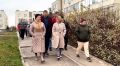 Глава округа Евгения Хрусталева проверила качество выполненных работ по благоустройству в ЖК «Руполис-Растуново» и провела встречу с жителями