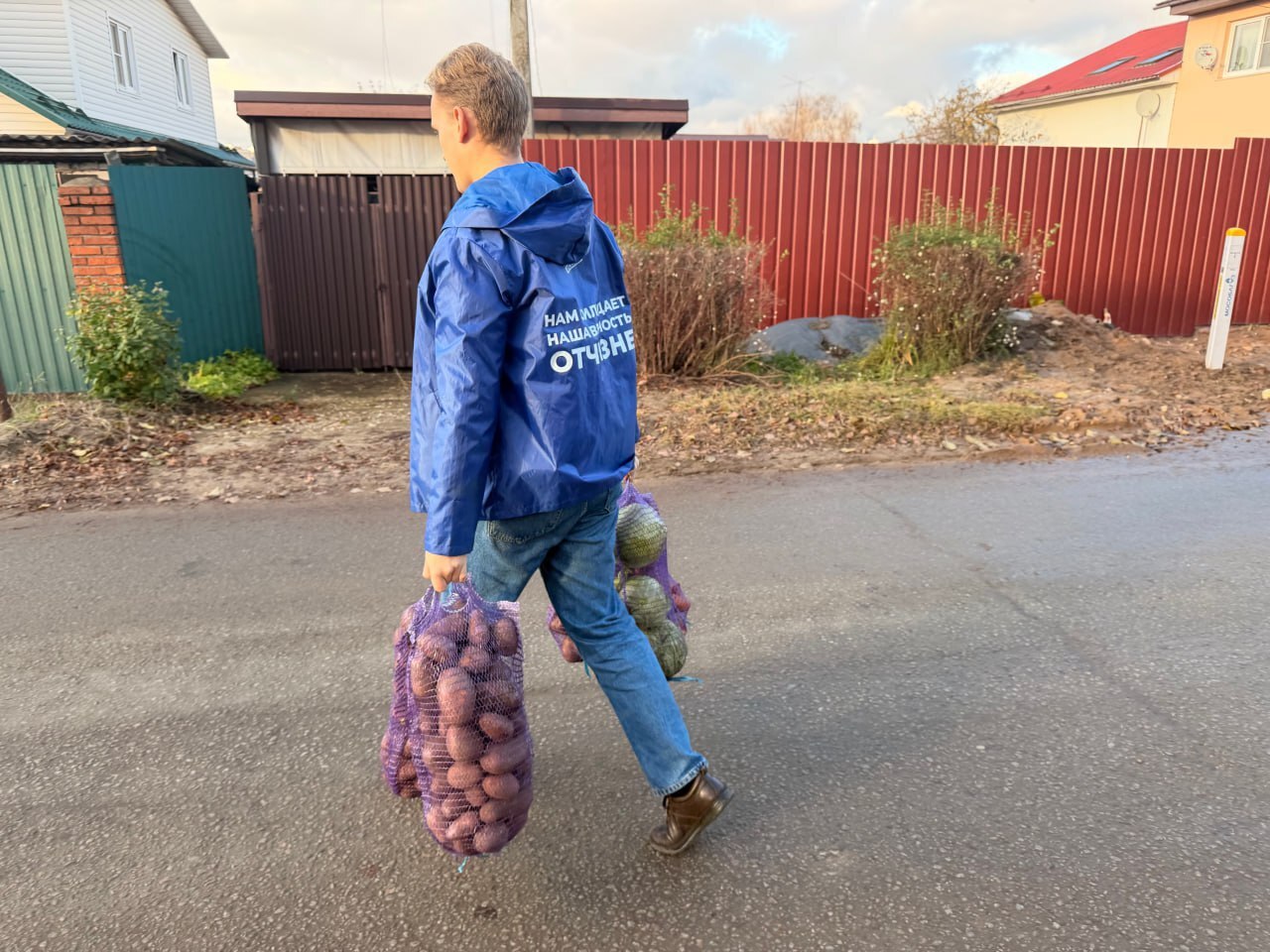 Активисты «Молодой Гвардии» продолжают реализацию программы «20 добрых дел», оказывая адресную помощь жителям, которые в ней больше всего нуждаются Активисты «Молодой Гвардии» продолжают реализацию программы «20 добрых дел», оказывая адресную помощь жителям, которые в ней больше всего нуждаются