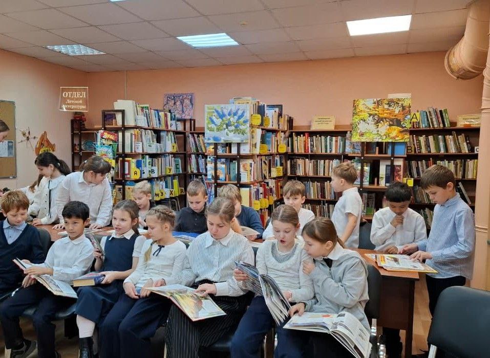 Юные детективы слов!. Сегодня наши любознательные третьеклассники отправились в увлекательное расследование! Но искали они не улики, а… знания! В рамках библиотечного урока мы познакомились с самыми умными книгами на свете —... Юные детективы слов!. Сегодня наши любознательные третьеклассники отправились в увлекательное расследование! Но искали они не улики, а… знания! В рамках библиотечного урока мы познакомились с самыми умными книгами на свете —...