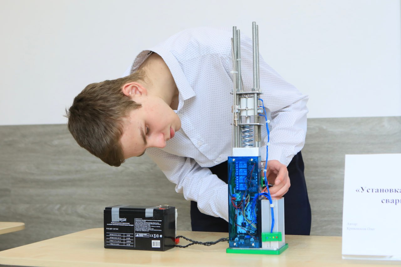 Игорь Трифонов: С большим удовольствием поздравил с юбилеем коллектив одной из сильнейших школ нашего города – гимназии №9 Игорь Трифонов: С большим удовольствием поздравил с юбилеем коллектив одной из сильнейших школ нашего города – гимназии №9