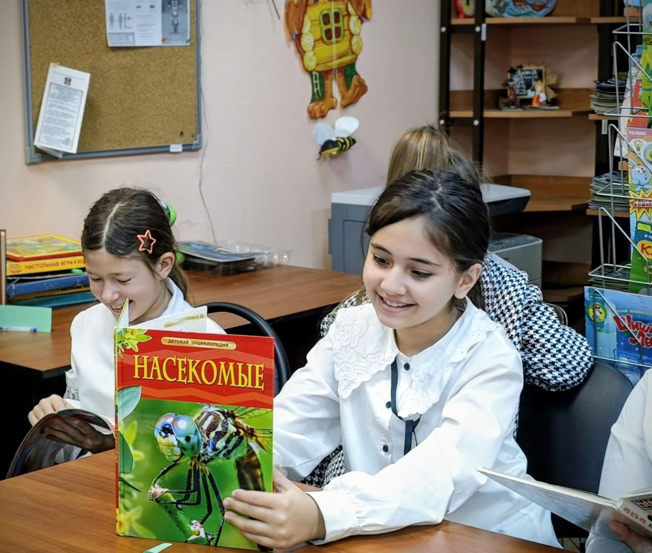 Юные детективы слов!. Сегодня наши любознательные третьеклассники отправились в увлекательное расследование! Но искали они не улики, а… знания! В рамках библиотечного урока мы познакомились с самыми умными книгами на свете —... Юные детективы слов!. Сегодня наши любознательные третьеклассники отправились в увлекательное расследование! Но искали они не улики, а… знания! В рамках библиотечного урока мы познакомились с самыми умными книгами на свете —...