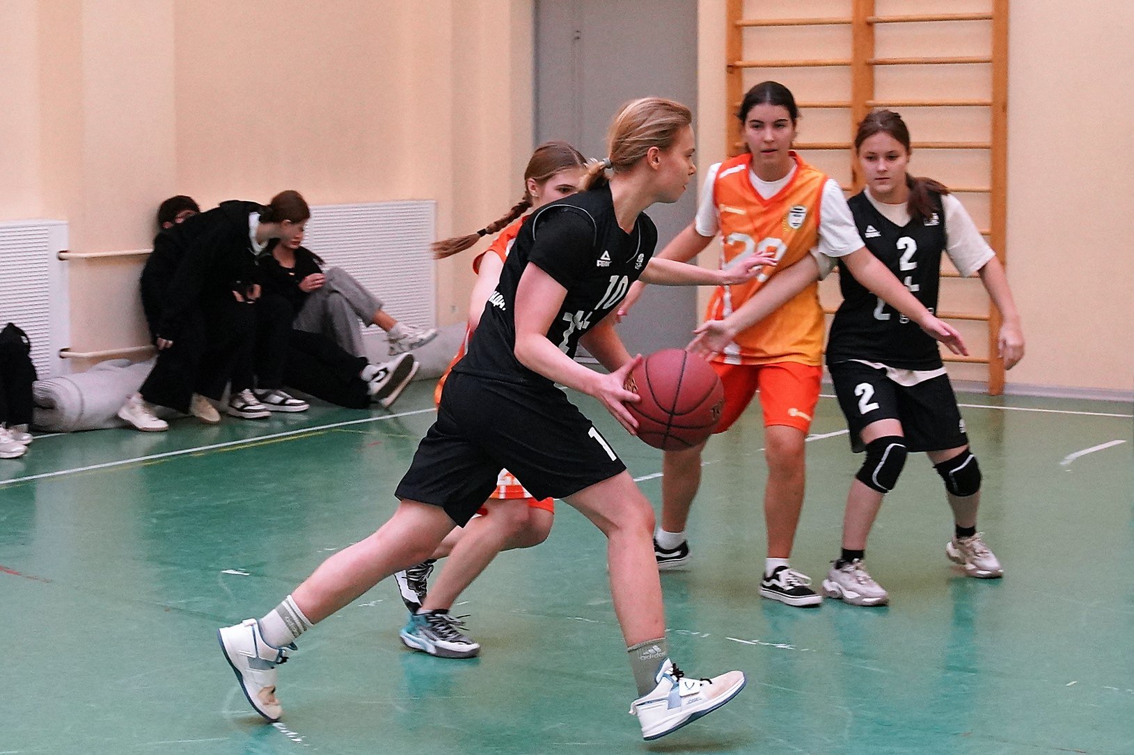 В реутовской Гимназии прошла серия баскетбольных матчей среди девочек В реутовской Гимназии прошла серия баскетбольных матчей среди девочек