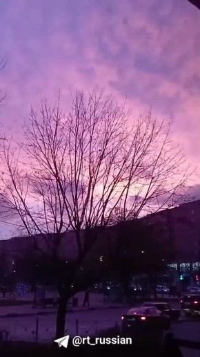 Необычный розовый рассвет наблюдали сегодня в Москве и Подмосковье