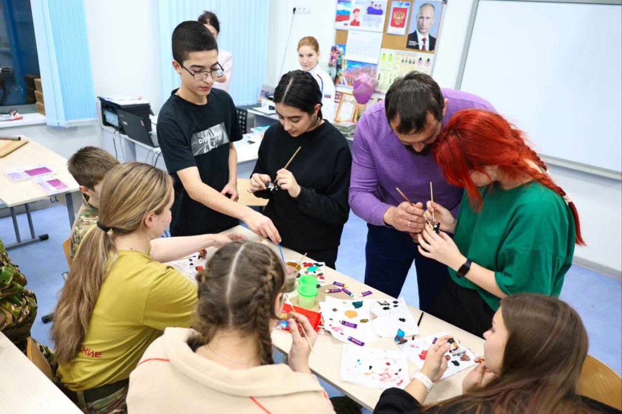 Мытищинские юнармейцы сделали фигурки для бойцов СВО Мытищинские юнармейцы сделали фигурки для бойцов СВО