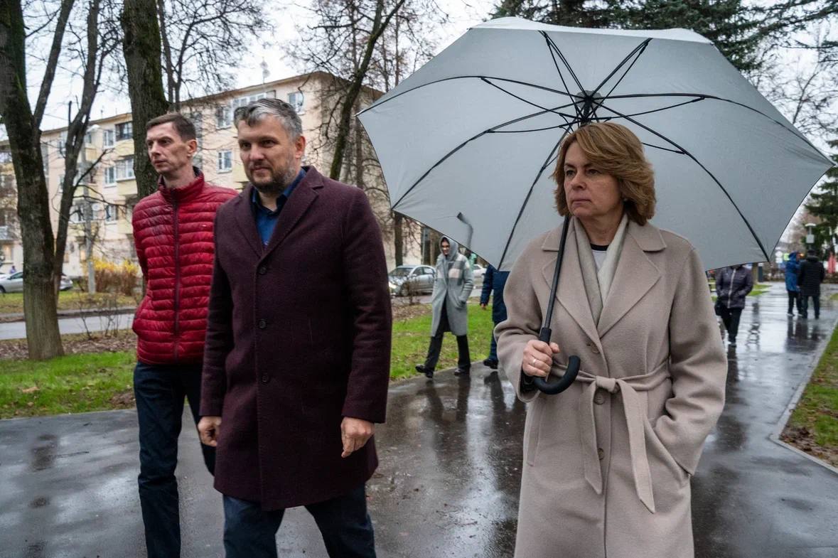 Евгения Хрусталева вместе с жителями Растуново осмотрела обновлённый сквер и обсудила дальнейшие шаги по его благоустройству Евгения Хрусталева вместе с жителями Растуново осмотрела обновлённый сквер и обсудила дальнейшие шаги по его благоустройству