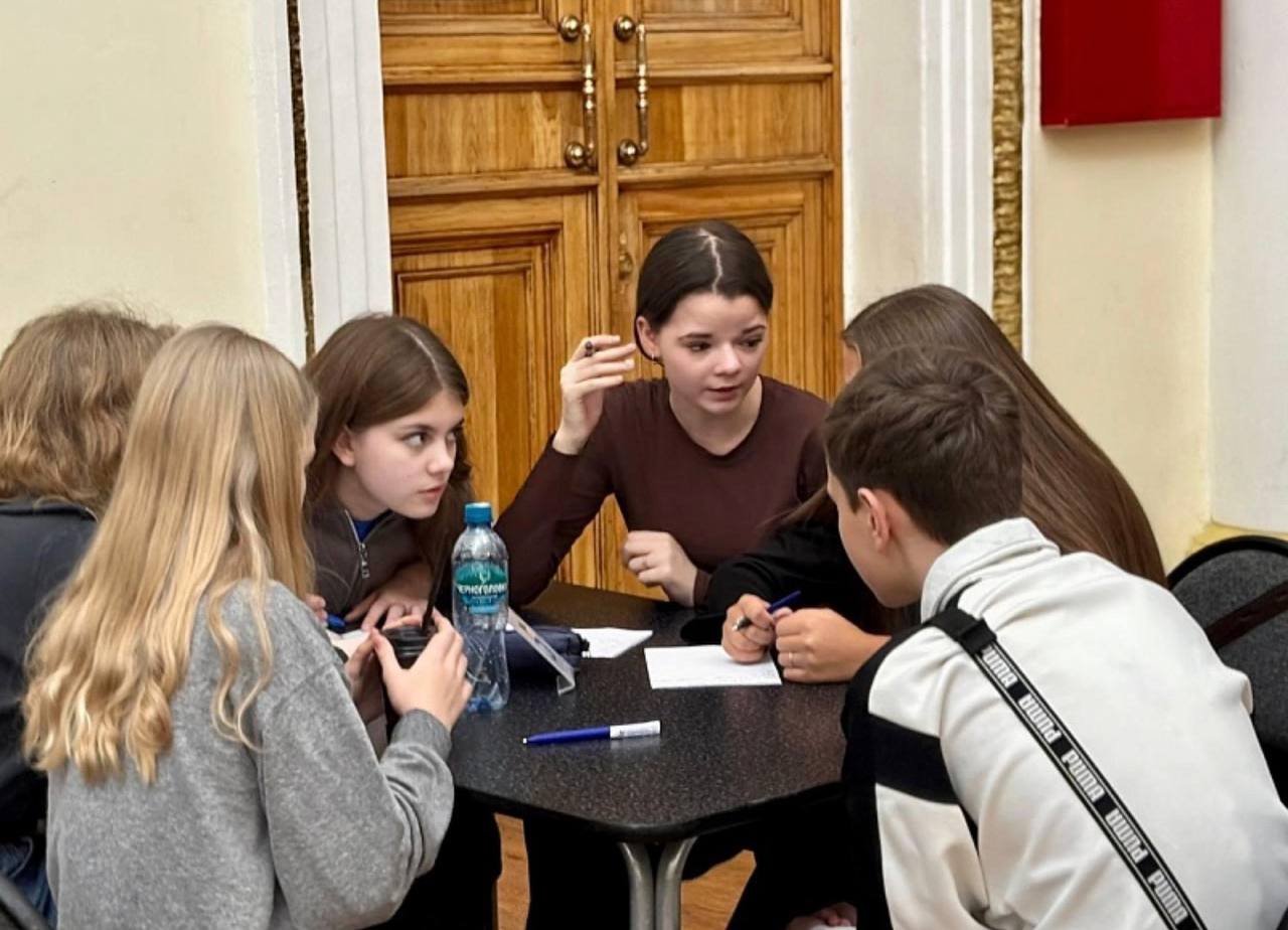 В четверг, 13 ноября, во Дворце культуры «Цементник» прошел второй этап чемпионата по спортивной версии игры «Что? Где? Когда?» В четверг, 13 ноября, во Дворце культуры «Цементник» прошел второй этап чемпионата по спортивной версии игры «Что? Где? Когда?»