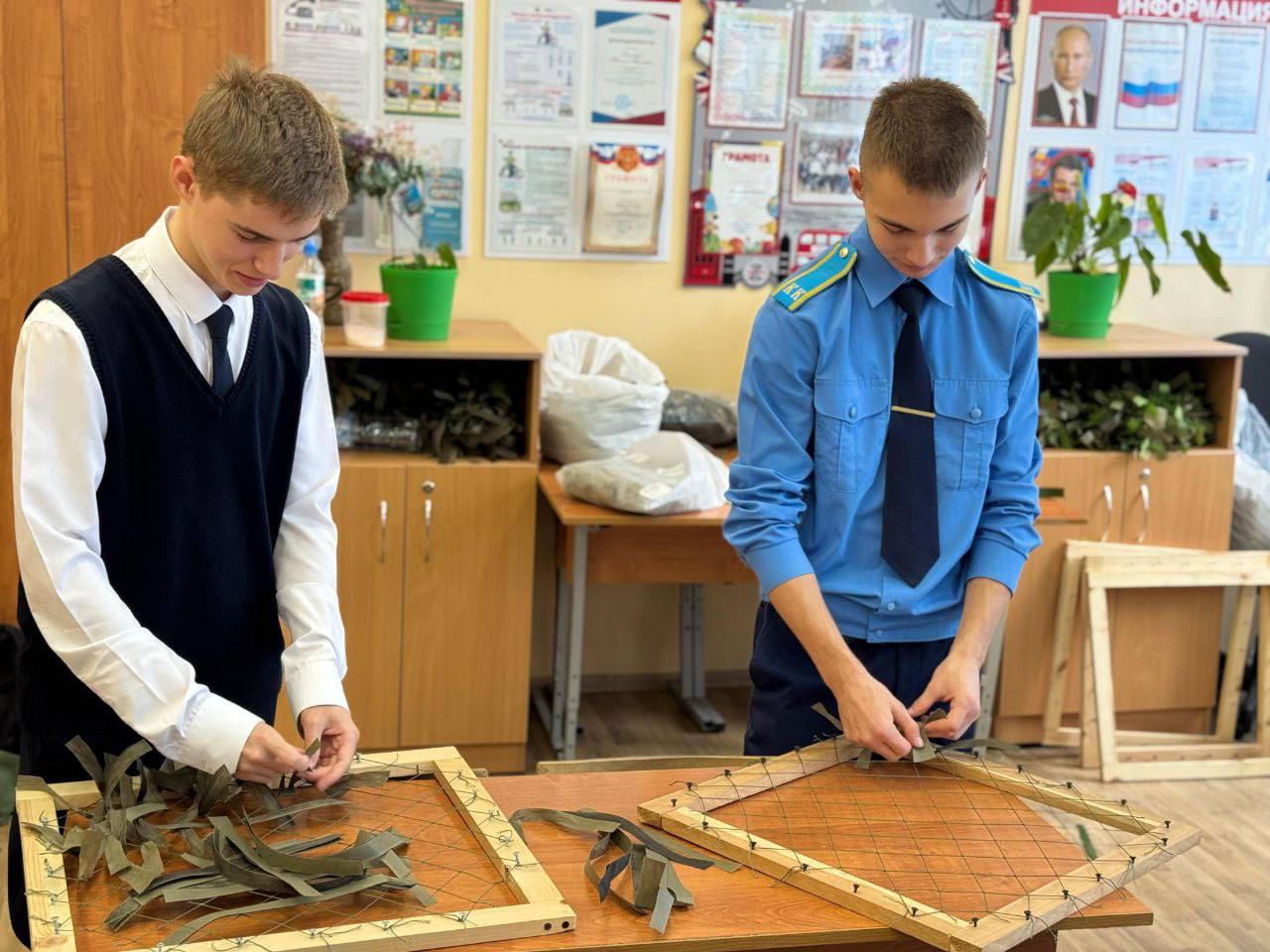 Подольские школьники создают антидроновые нашлемники, помогая бойцам на передовой Подольские школьники создают антидроновые нашлемники, помогая бойцам на передовой