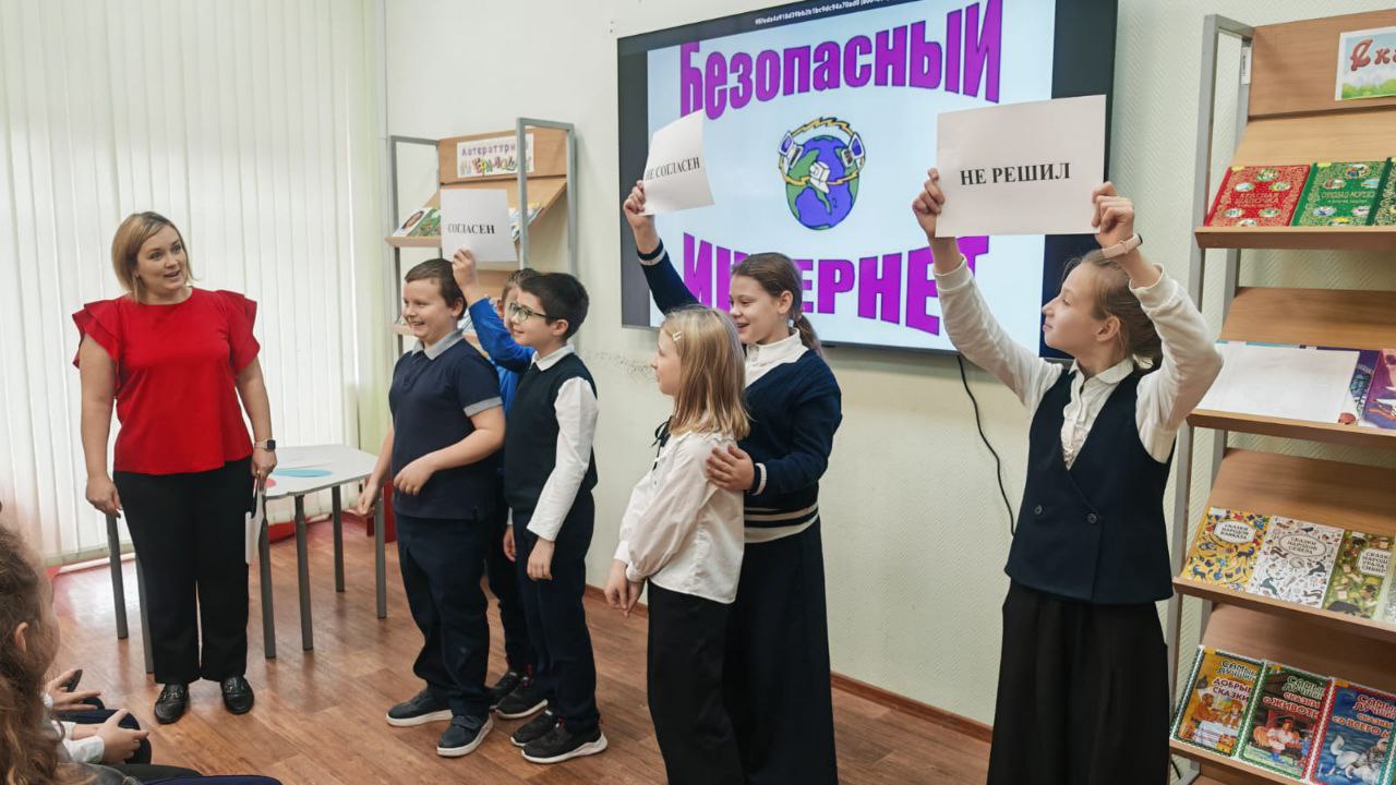 Информ-досье «Интернет: свобода и ответственность» прошло в Шараповской сельской библиотеке 13.11.2025 года Информ-досье «Интернет: свобода и ответственность» прошло в Шараповской сельской библиотеке 13.11.2025 года