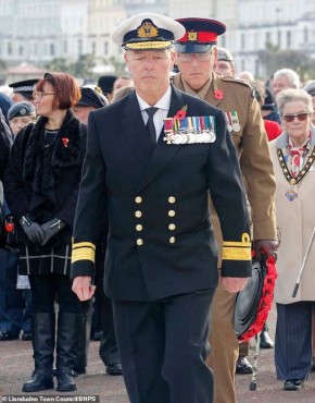 Британский "лже-адмирал" вызвал волну возмущения со стороны ветеранов на церемонии возложения венков в Лландидно на севере Уэльса
