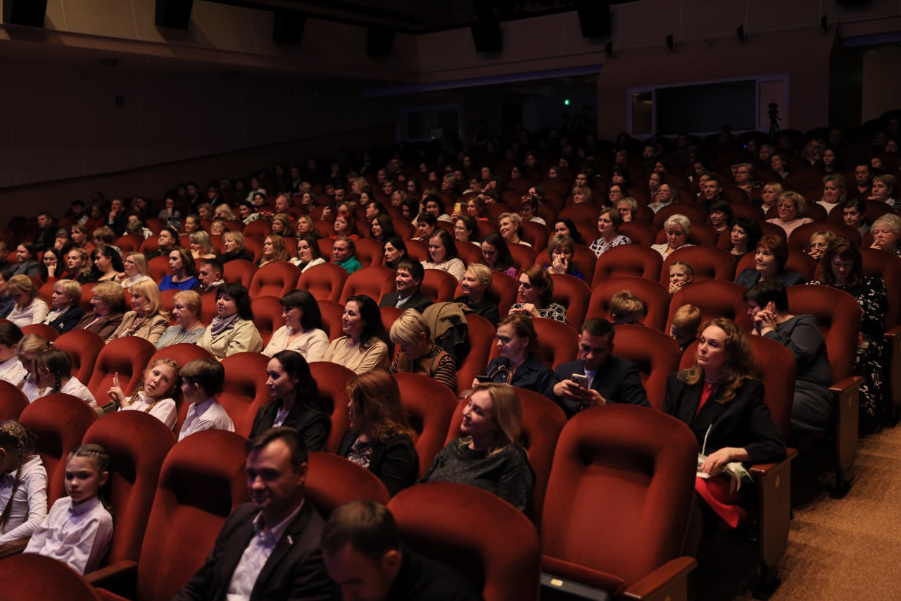 Игорь Трифонов: С большим удовольствием поздравил с юбилеем коллектив одной из сильнейших школ нашего города – гимназии №9 Игорь Трифонов: С большим удовольствием поздравил с юбилеем коллектив одной из сильнейших школ нашего города – гимназии №9