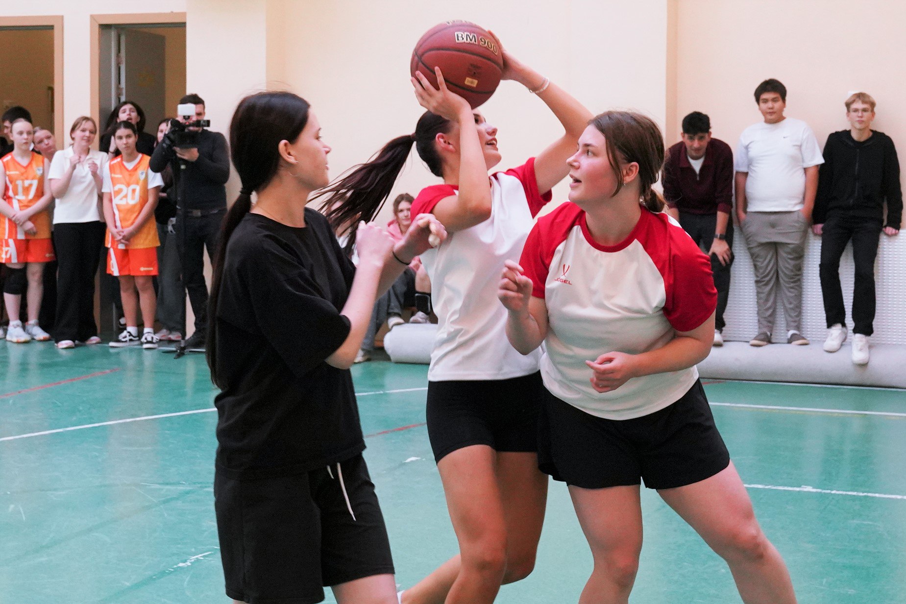 В реутовской Гимназии прошла серия баскетбольных матчей среди девочек В реутовской Гимназии прошла серия баскетбольных матчей среди девочек