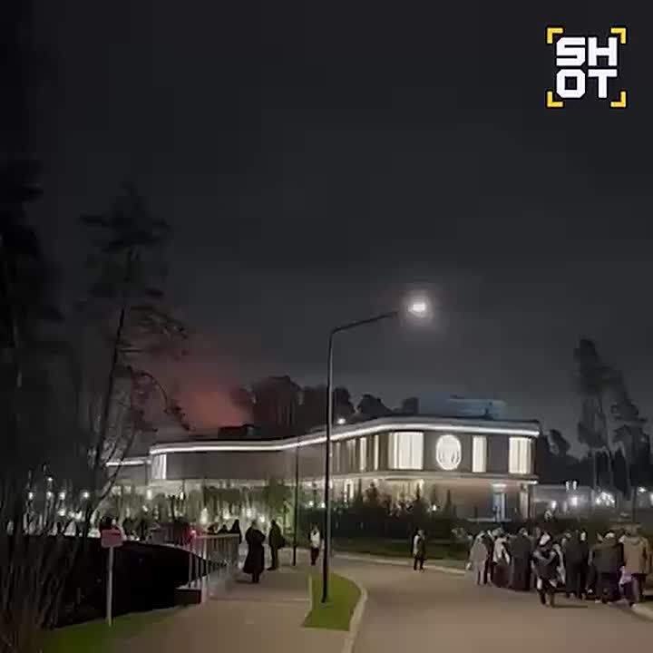 Пожар на площади в 1000 квадратов разгорается в SPA-комплексе «Бани Малевича» в подмосковном Одинцово