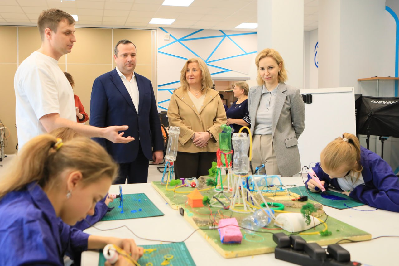 Игорь Трифонов: С большим удовольствием поздравил с юбилеем коллектив одной из сильнейших школ нашего города – гимназии №9 Игорь Трифонов: С большим удовольствием поздравил с юбилеем коллектив одной из сильнейших школ нашего города – гимназии №9