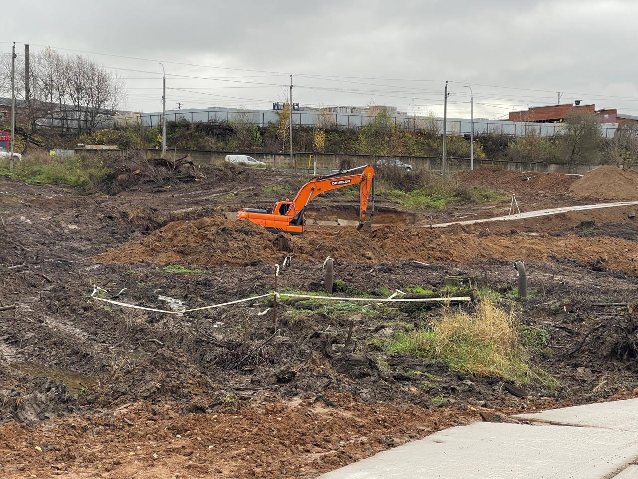 В Ленинском городском началось строительство новой автомобильной дороги от Каширского шоссе до деревни Сапроново общей протяженностью более 3,4 км, из них 120 метров - длина двухполосного моста через реку Купелинка