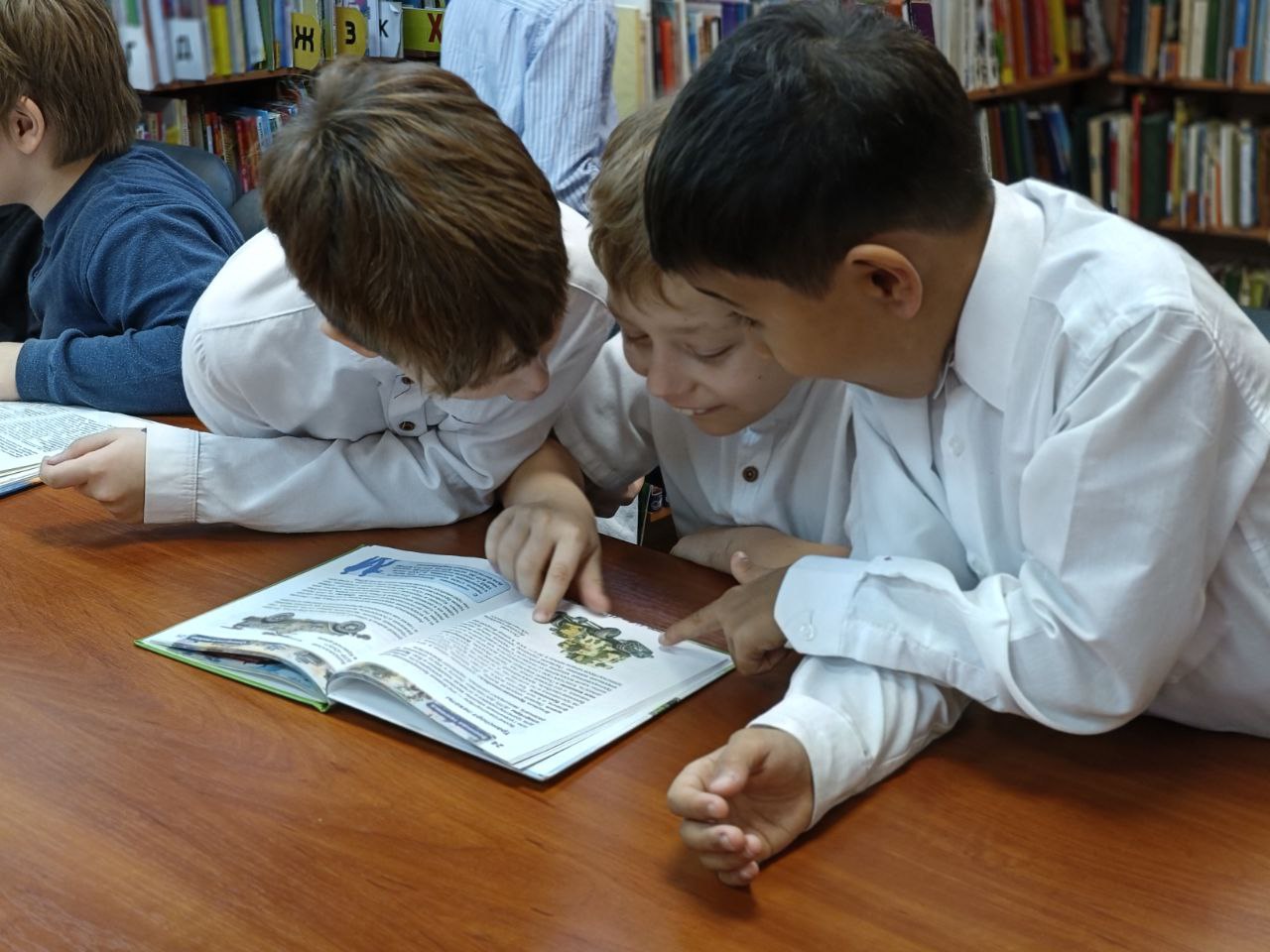 Юные детективы слов!. Сегодня наши любознательные третьеклассники отправились в увлекательное расследование! Но искали они не улики, а… знания! В рамках библиотечного урока мы познакомились с самыми умными книгами на свете —... Юные детективы слов!. Сегодня наши любознательные третьеклассники отправились в увлекательное расследование! Но искали они не улики, а… знания! В рамках библиотечного урока мы познакомились с самыми умными книгами на свете —...