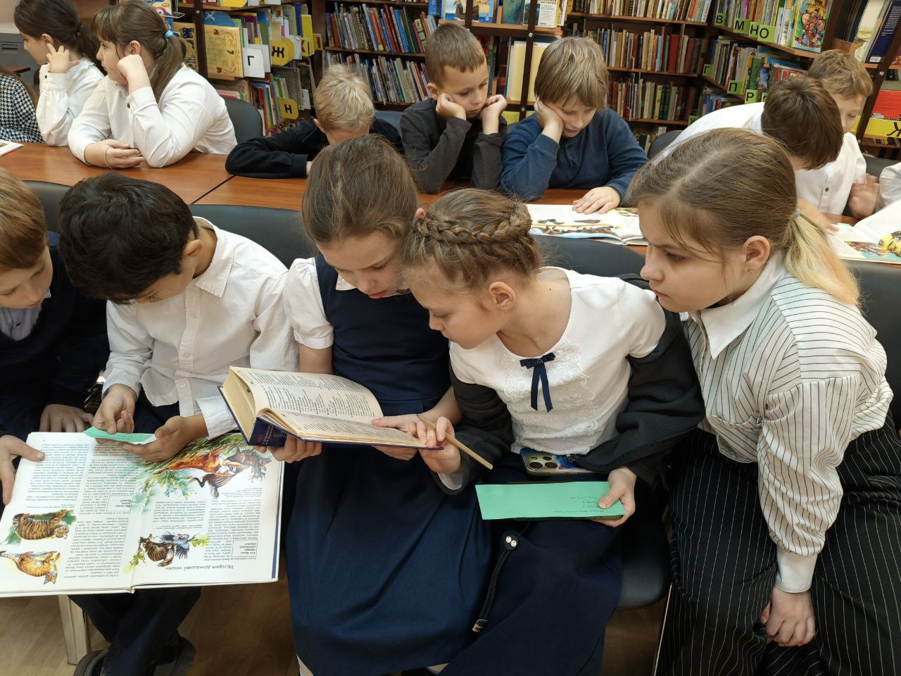 Юные детективы слов!. Сегодня наши любознательные третьеклассники отправились в увлекательное расследование! Но искали они не улики, а… знания! В рамках библиотечного урока мы познакомились с самыми умными книгами на свете —...