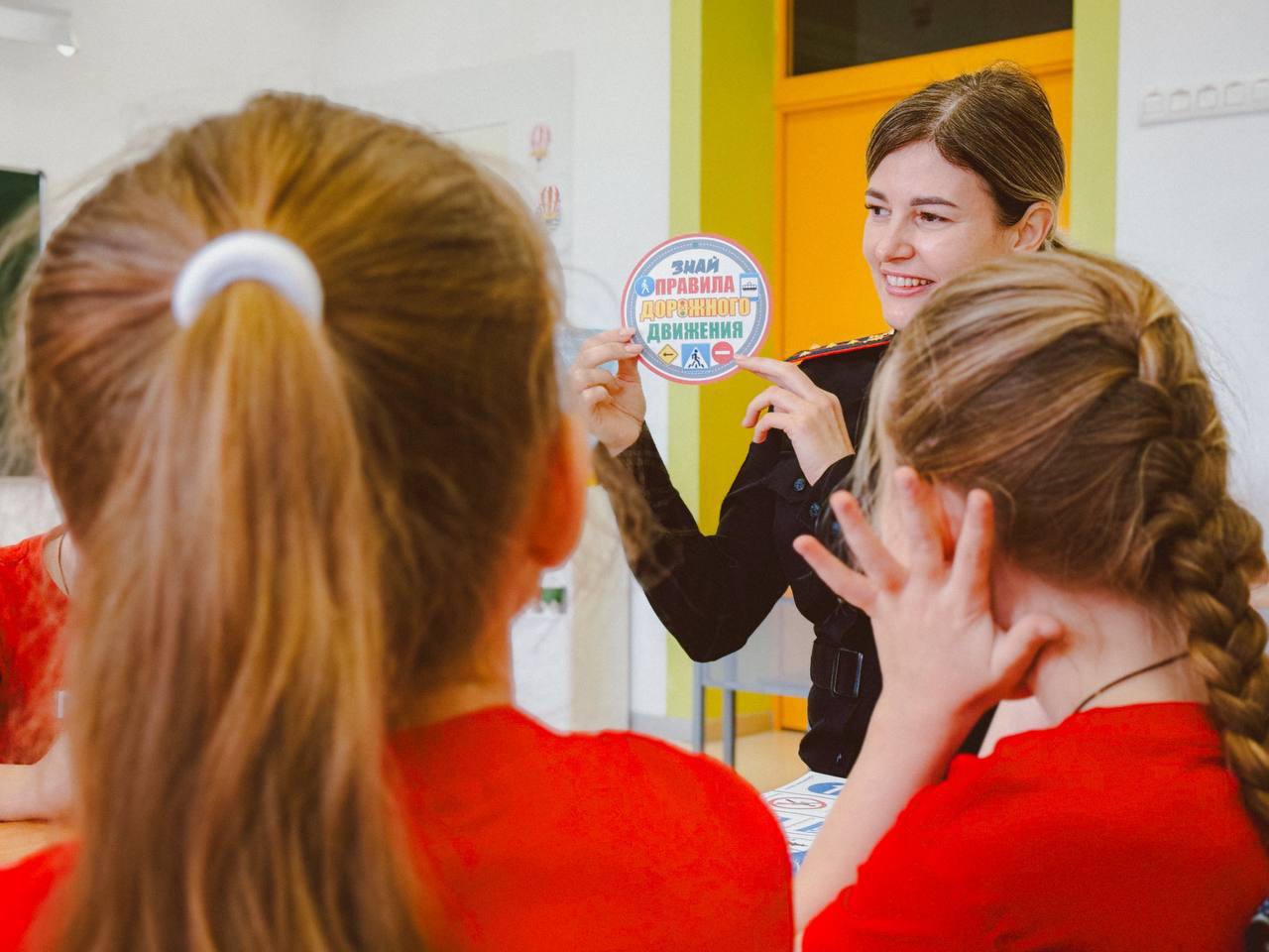 В Луховицах отметили яркий итог первого триместра созданием стенгазеты по ПДД В Луховицах отметили яркий итог первого триместра созданием стенгазеты по ПДД