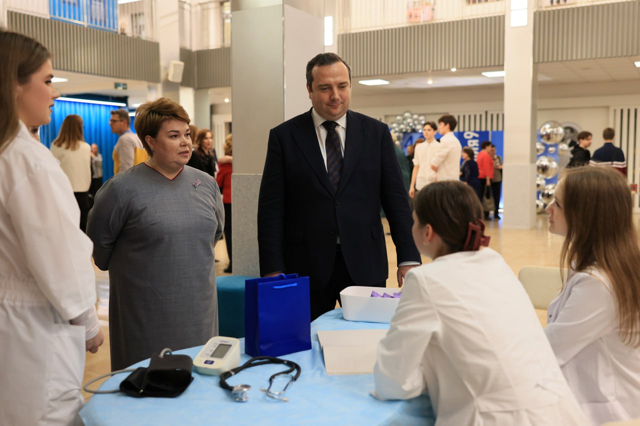 Игорь Трифонов: С большим удовольствием поздравил с юбилеем коллектив одной из сильнейших школ нашего города – гимназии №9 Игорь Трифонов: С большим удовольствием поздравил с юбилеем коллектив одной из сильнейших школ нашего города – гимназии №9