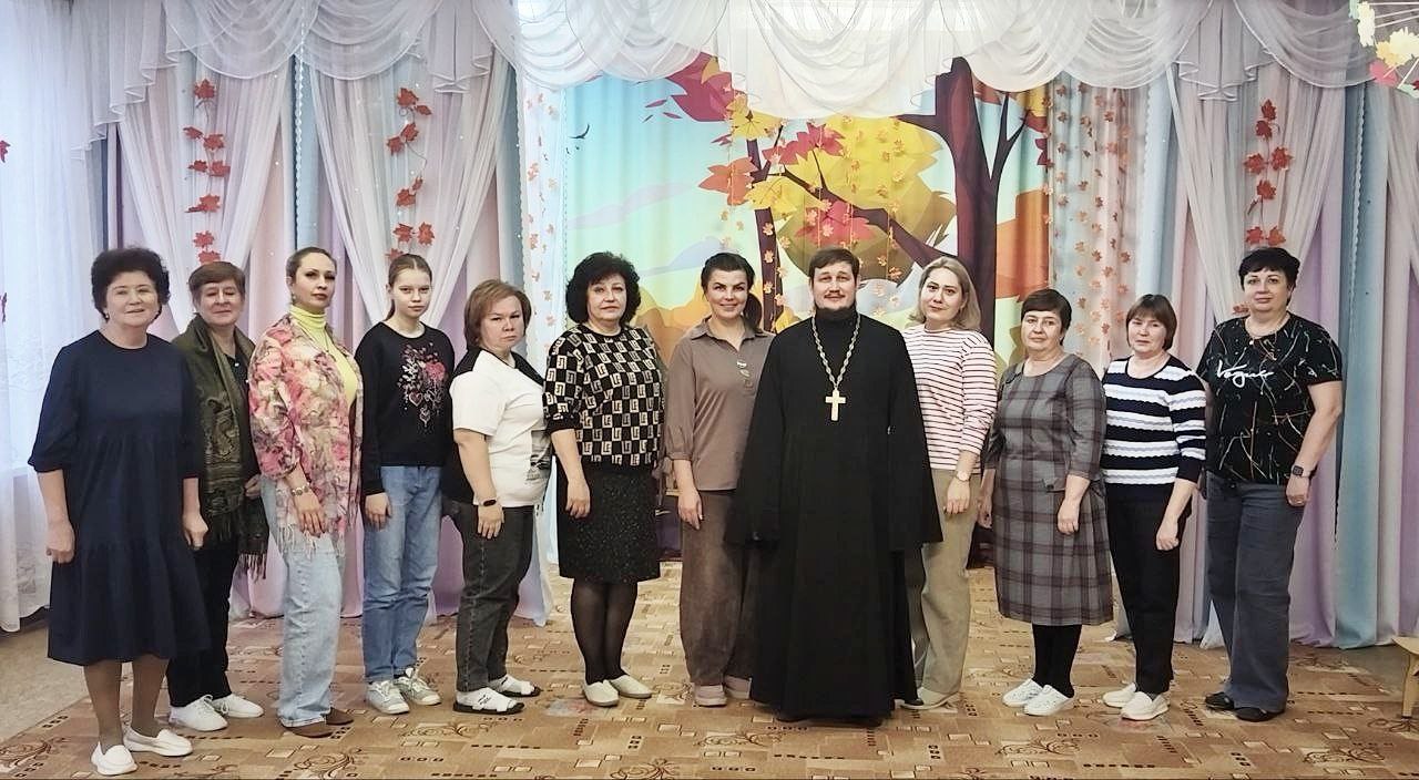 В рамках реализации проекта по духовно - нравственному и гражданско - патриотическому воспитанию "Добрый сад" в дошкольном отделении МБОУ гимназии №7 (Весенняя, 23) состоялась замечательная встреча с настоятелем Храма... В рамках реализации проекта по духовно - нравственному и гражданско - патриотическому воспитанию "Добрый сад" в дошкольном отделении МБОУ гимназии №7 (Весенняя, 23) состоялась замечательная встреча с настоятелем Храма...