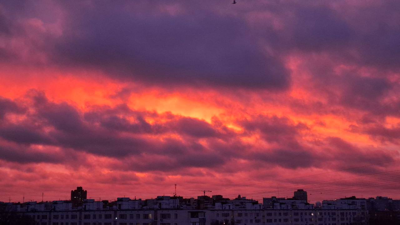 Рассвет необыкновенной красоты увидели москвичи
