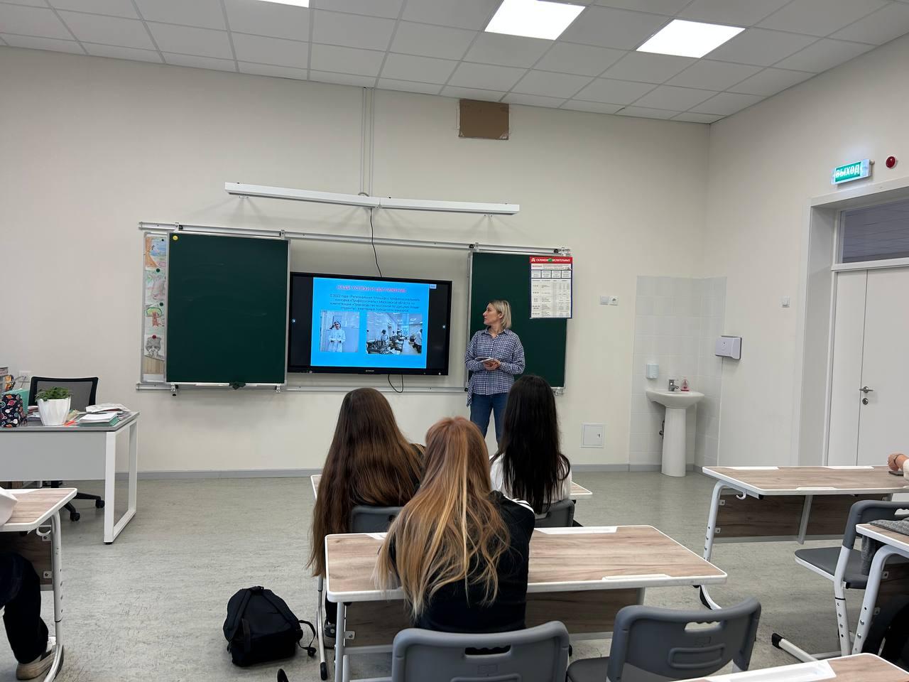 МБОУ гимназия № 7 м.о. Чехов прошло профориентационное мероприятиес представителем ГБПУ "Чеховский техникум"! Это был важный шаг для девятиклассников, которые стоят на пороге выбора своей будущей профессии МБОУ гимназия № 7 м.о. Чехов прошло профориентационное мероприятиес представителем ГБПУ "Чеховский техникум"! Это был важный шаг для девятиклассников, которые стоят на пороге выбора своей будущей профессии