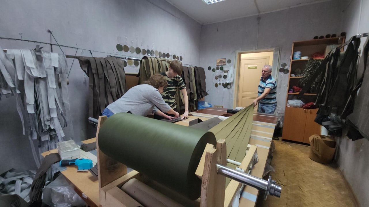 Волонтёры посёлка Октябрьский в Люберцах изготовили для фронта около четырёх тысяч защитных одеял, сетей и пончо Волонтёры посёлка Октябрьский в Люберцах изготовили для фронта около четырёх тысяч защитных одеял, сетей и пончо