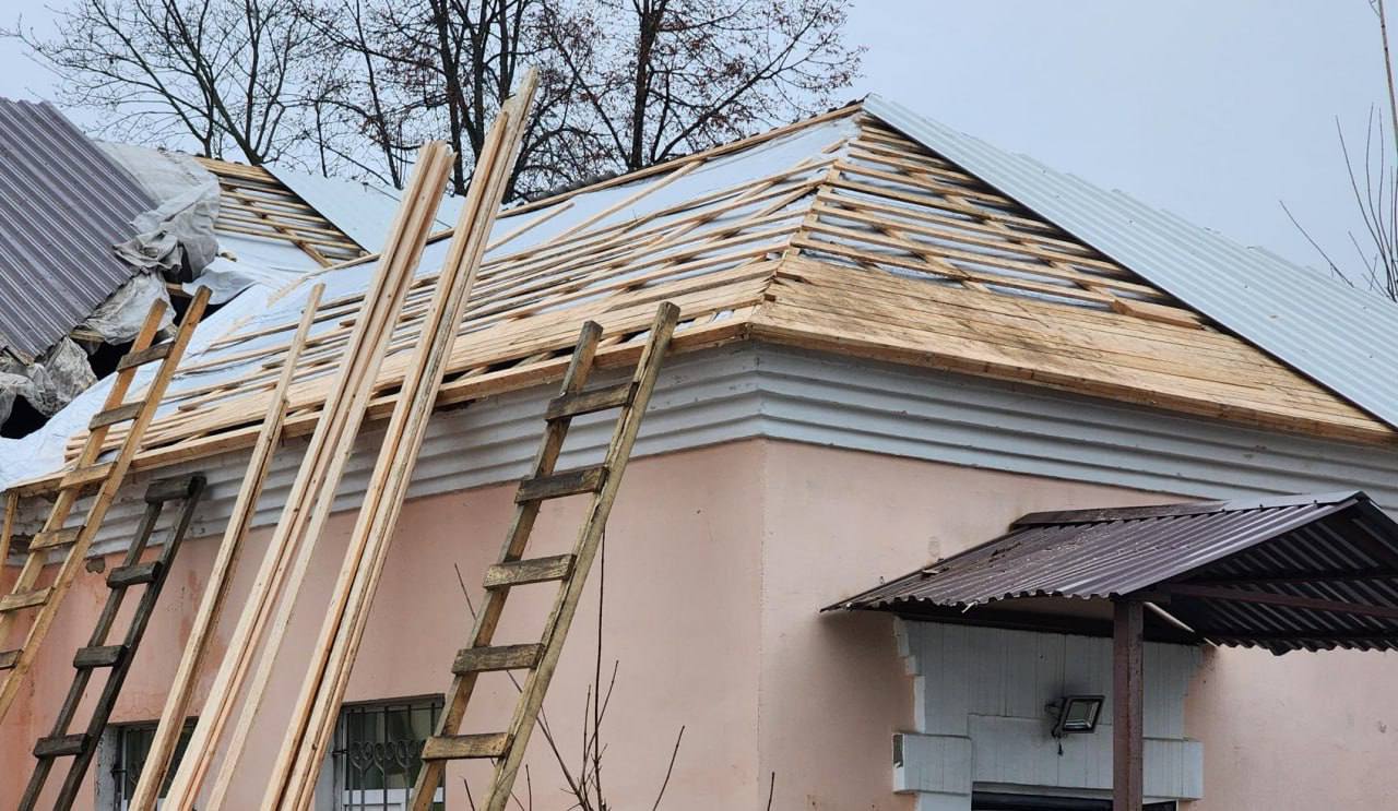 В деревне Жучки на финишную прямую вышли работы по ремонту амбулатории В деревне Жучки на финишную прямую вышли работы по ремонту амбулатории