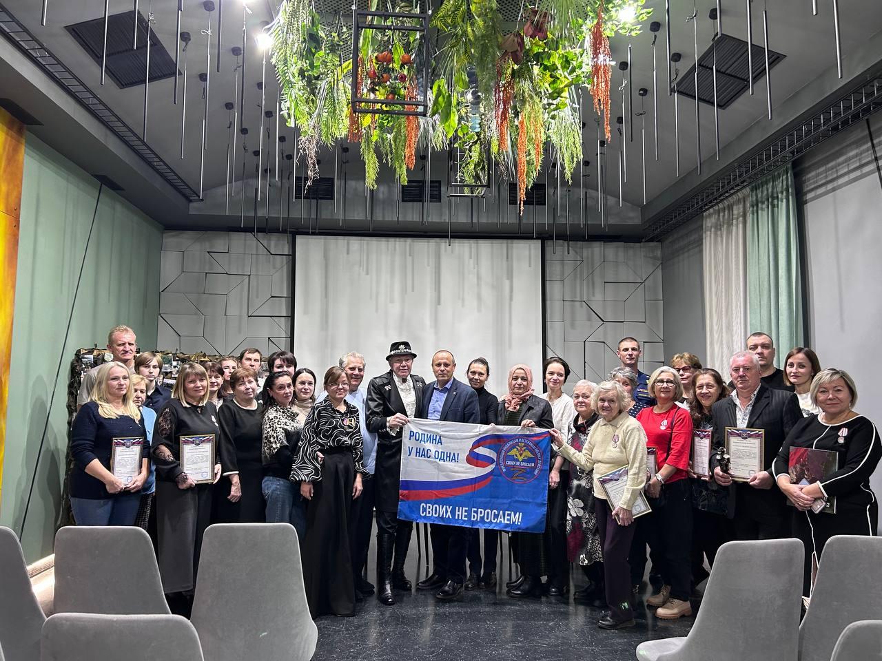 Волонтёры посёлка Октябрьский в Люберцах изготовили для фронта около четырёх тысяч защитных одеял, сетей и пончо