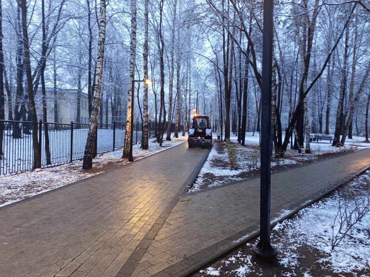 Работники ЖКХ Люберец расчистили подходы к пешеходным переходам и остановкам Работники ЖКХ Люберец расчистили подходы к пешеходным переходам и остановкам