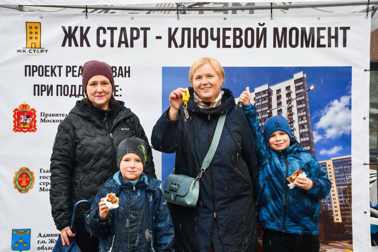 Жителям аварийных домов Жуковского вручили ключи от новых квартир Жителям аварийных домов Жуковского вручили ключи от новых квартир