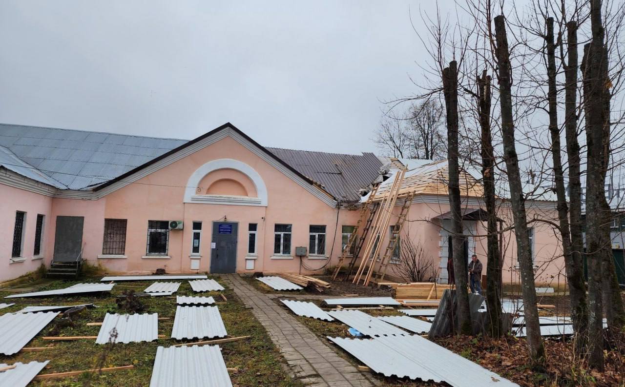 В деревне Жучки на финишную прямую вышли работы по ремонту амбулатории