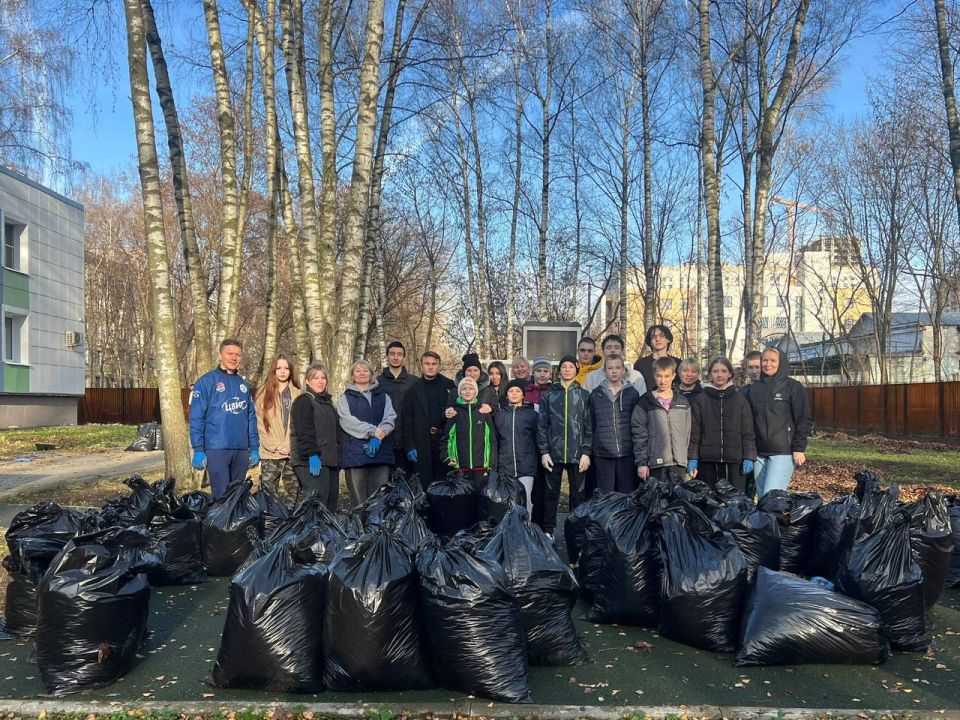 Осенняя уборка с теплом в сердце: сотрудники транспортной полиции устроили праздник труда для воспитанников Центра содействия семейному воспитанию имени Юрия Никулина