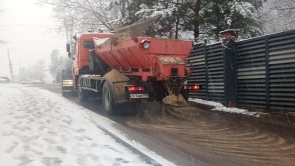 В Люберцах первыми встретили снег работники дорожно-коммунальных служб В Люберцах первыми встретили снег работники дорожно-коммунальных служб