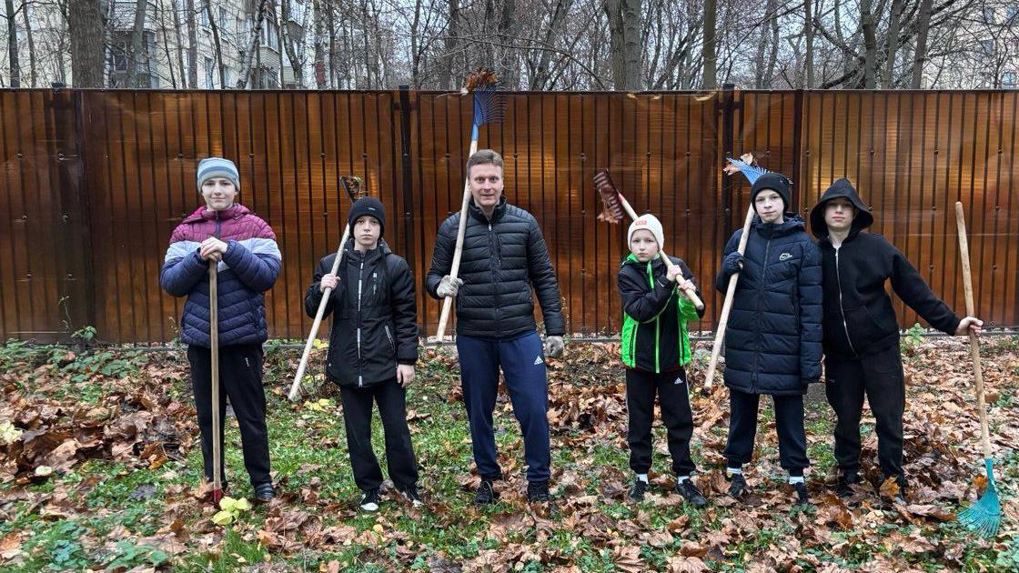 Осенняя уборка с теплом в сердце: сотрудники транспортной полиции устроили праздник труда для воспитанников Центра содействия семейному воспитанию имени Юрия Никулина Осенняя уборка с теплом в сердце: сотрудники транспортной полиции устроили праздник труда для воспитанников Центра содействия семейному воспитанию имени Юрия Никулина